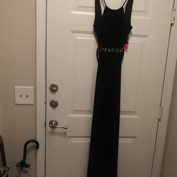 Stunning black formal gown with Embellish attached - Picture 1 of 3